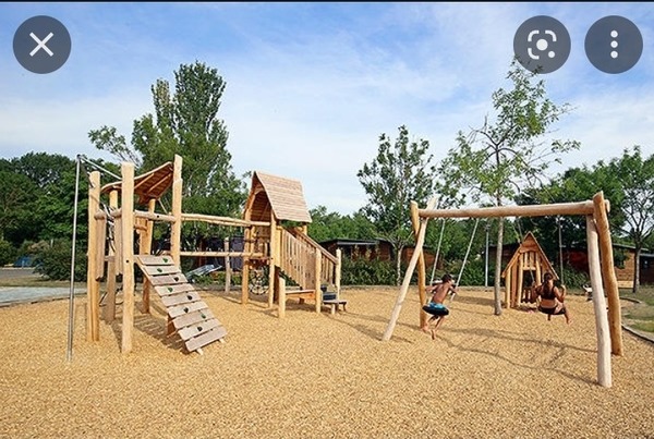 Comment s'appelle cet endroit où les enfants peuvent s'amuser ?