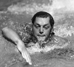 On espère qu'il ne poussait son célèbre cri que dans la jungle et non pas aux JO où il fût 5 fois médaillé d'or en natation
