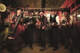 Bluegrass est un style musical populaire d'origine américaine. Quel instrument n'en fait généralement pas partie ?