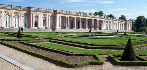 Dans le parc de quel château peut-on visiter le " Grand Trianon " ?