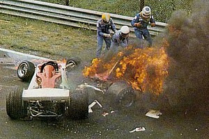 Le 1er août en Allemagne, quel pilote de Formule 1 est grièvement brûlé dans un accident au volant de sa Ferrari ?