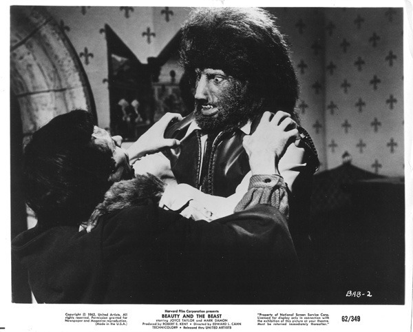 Réalisée par Edward L. Cahn, en quelle année est sortie cette adaptation américaine ?