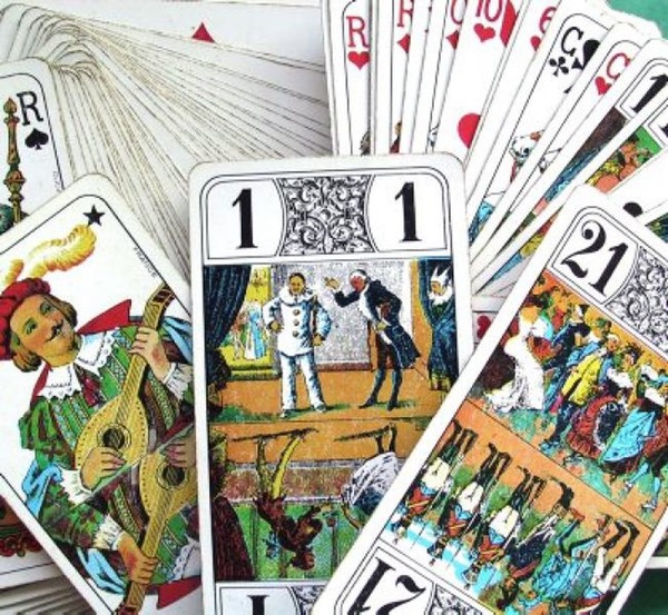 De combien de cartes un jeu de Tarot traditionnel est-il constitué ?