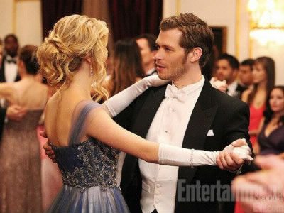 Avec qui Caroline danse-t-elle au bal des Mikaelson ?