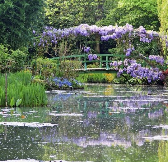 Le jardin de Claude Monet est l’un des plus célèbres du monde. Dans quelle ville est-il situé ?
