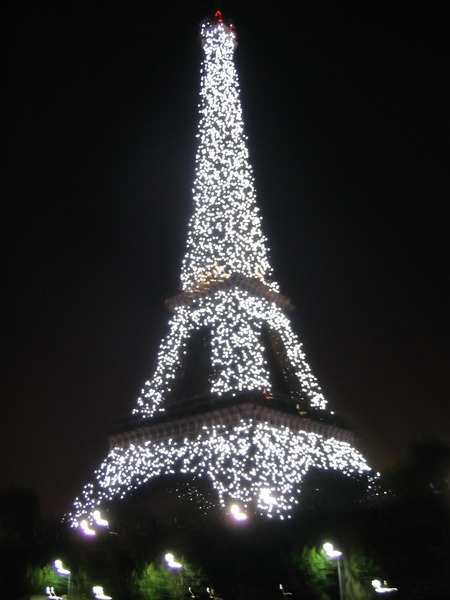 A quelle moment de la nuit la Tour Eiffel a-t-elle l'habitude de scintiller ?