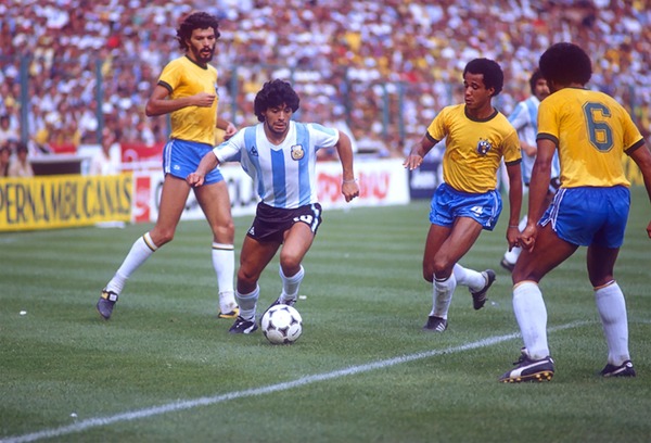 En 1982, il dispute en Espagne son premier Mondial.