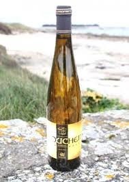 Le chouchen est une boisson alcoolisée emblématique de la Bretagne. Elle est obtenue à partir :