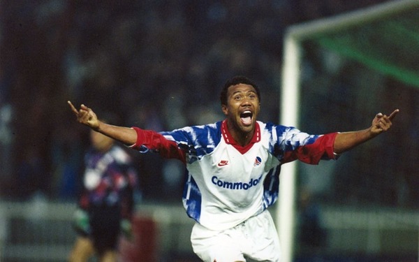 Le 16 mars 1993 le Paris Saint-Germain élimine le Real Madrid de la Coupe UEFA sur le score de 4-1. Quel parisien ne marque pas ce soir-là ?