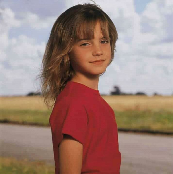 À l'âge de 9 ans, elle est engagée pour tourner dans la saga...