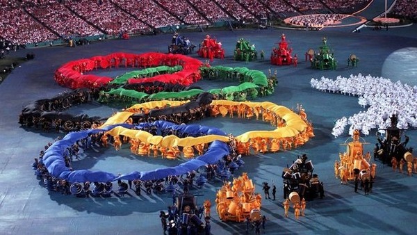 A l'occasion du centenaire de la renaissance des Jeux, quelle ville a organisé les JO de 1996 ?