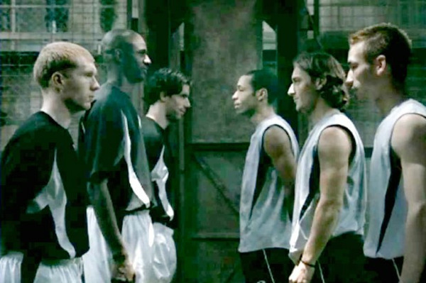 En 2002 pour Nike des footballeurs se sont affrontés en cage pour tournoi secret sur une chanson de...