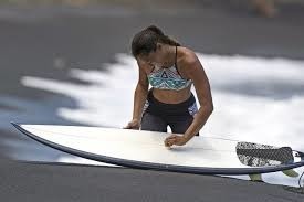 Qu'enduisent les surfeurs sur leurs planches afin de rendre leur surface supérieure antidérapante ?