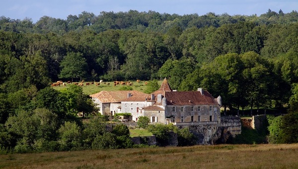 Quelle demeure fortifiée du Périgord est désignée sous le nom de « la Roche » au 14e siècle ?