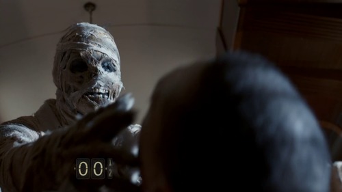 Dans l'épisode 8, pendant combien de temps apparaît la momie avant de tuer ?