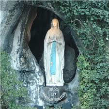À qui apparaît la vierge Marie à Lourdes ?