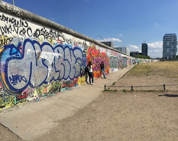 Cette année, le  9 novembre : chute du mur de Berlin, marquant la fin symbolique de la guerre froide.