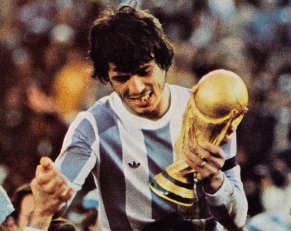 Le capitaine Daniel Passarella soulève le trophée. C'est la première fois que l'Argentine remporte un Mondial.