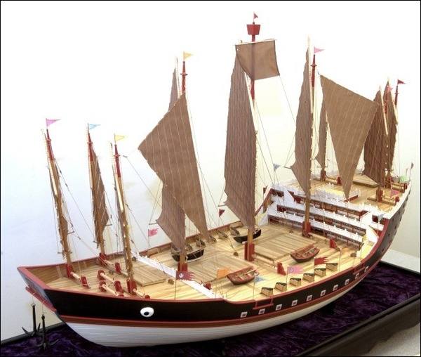 A partir de 1405, l'amiral chinois Zheng He a écumé l'océan Indien avec son armada d'une centaine de bateaux. Comment s'appelaient ces navires (jusqu'à 500 hommes/navire) ?