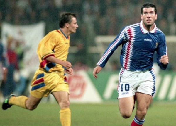 Quel joueur français n'a pas inscrit de but lors du célèbre Roumanie-France du 11 octobre 1995 ?
