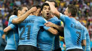 Dos au mur, l'Uruguay remporte sa seconde rencontre (2-1). Contre qui Luis Suárez inscrit-il un doublé héroïque ?