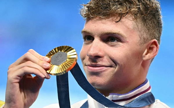 Qui est ce jeune nageur qui a remporté 4 médailles d'Or aux JO de Paris 2024 ?