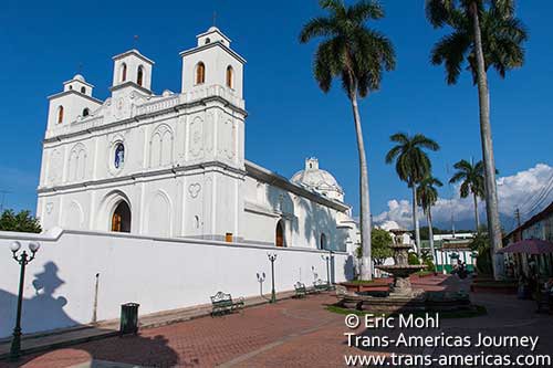 Regardez cette belle église et ce beau jardin qui sont au patrimoine de la ville d'Ahuachapán. Savez-vous dans quel pays elle se trouve ?
