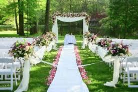 O arco que enfeita o altar do casamento de Gabriel e composto por...