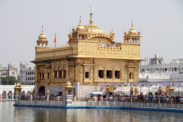 Comment s'appelle le temple le plus sacré des Sikhs, qui se trouve dans la ville d'Amritsar ?