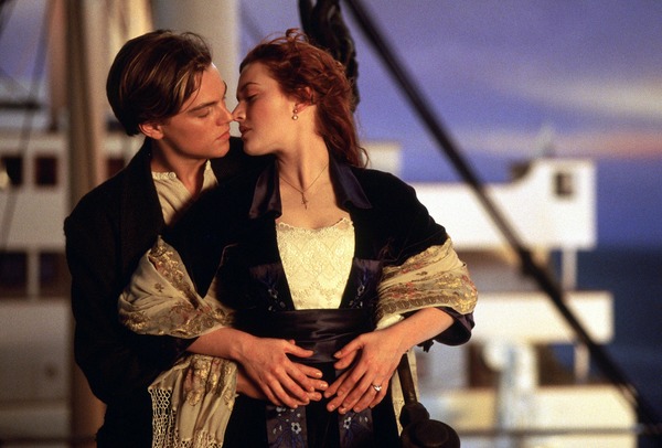 En 1997, qui réalise le film "Titanic" au succès monumental ?