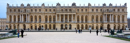 Qui a aggrandi Versailles et en a fait un palais gigantesque ?