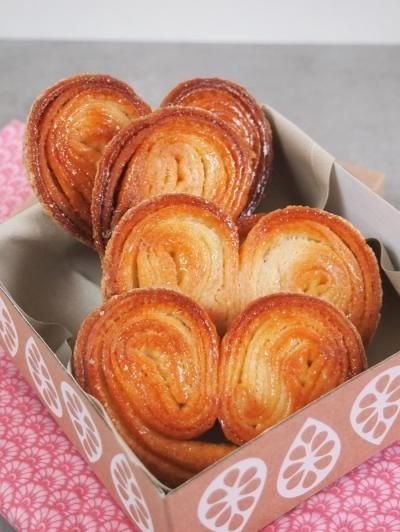 Dans la vitrine d'une boulangerie, quel délice en forme de coeur nous fait fondre ?