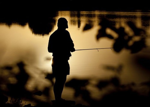 La pêche en dehors des heures ou des périodes autorisées peut donner lieu à une amende maximale de ...