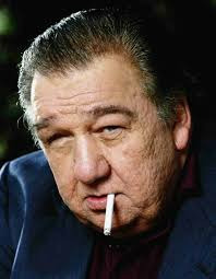 Joe Viterelli italo-américain connu pour ses rôles de mafieux. On l'a vu dans "l'effaceur" ou "Mickey les yeux bleus" dans lequel de ses films à t'il joué aussi ?
