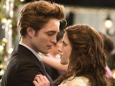 Que font Bella et Edward à la fin, au bal de fin d'année ?