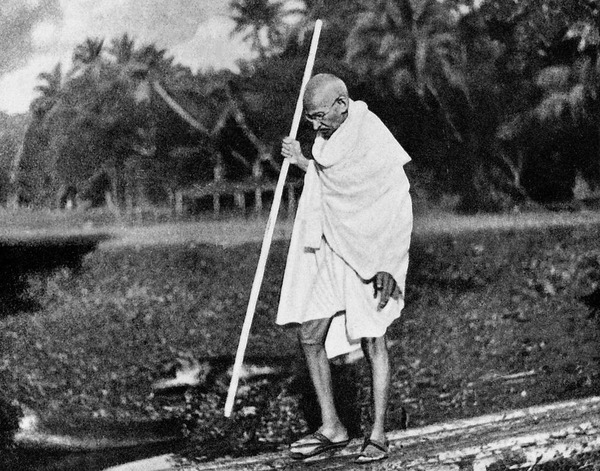 Avant l'Inde, dans quel pays Gandhi s'est-il illustré dans le combat pour la liberté ?