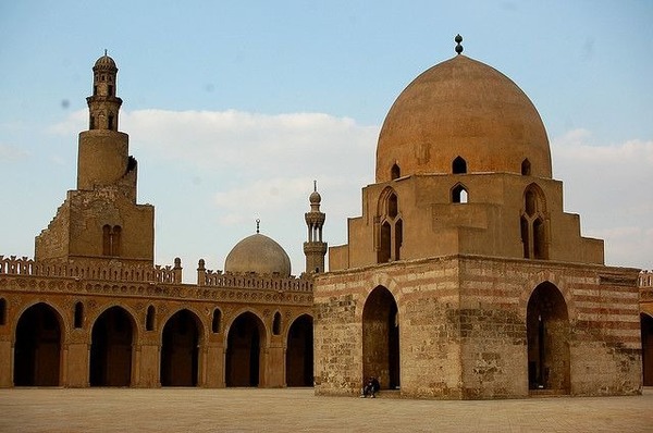 Dans quelle capitale peut-on trouver la mosquée Ibn Touloun ?