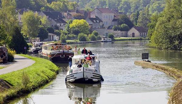 Quel canal en Bourgogne comporte 110 écluses ?