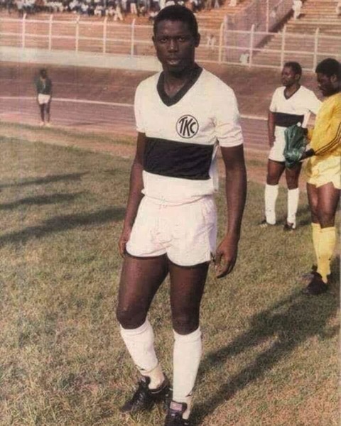 En 1987, pour quel club camerounais évolue-t-il ?