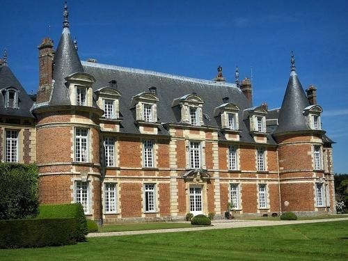 Quel écrivain est né au château de Miromesnil, en Seine-Maritime ?