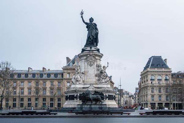 Sur quelle place parisienne se trouve la statue de la Marianne ?