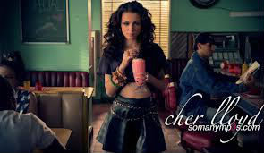 Il y a 2 version de Want U Back - Cher Lloyd (US-Uk).