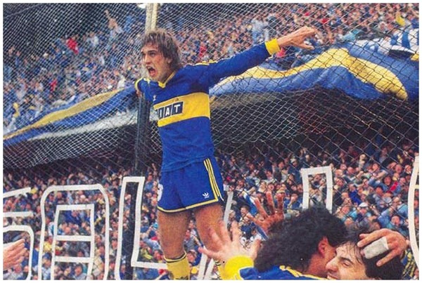 En 1990 il rejoint Boca Juniors où il ne restera qu'une seule saison.