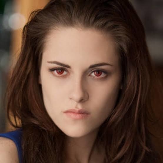 Kristen Stewart (Bella Swan) tüm seri boyunca renkli göz lensleri takmak zorunda kaldı.