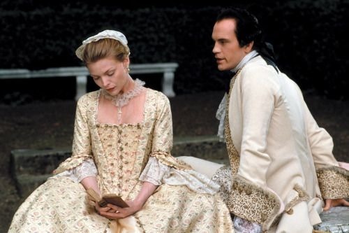 Amante trahie par Valmont dans « Les liaisons dangereuses » de Choderlos de Laclos, Madame de Tourvel connaît une triste fin. Laquelle ?