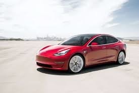 Quelle entreprise, fondée par Elon Musk, développe des voitures électriques sportives ?