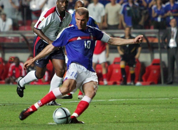 Lors de quelle compétition, Zinédine Zidane a-t-il inscrit un doublé victorieux en fin de match ?