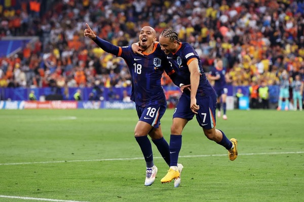 Ce hollandais inscrit un doublé lors de la victoire (3-0) face à la Roumanie. Il s'agit de ?