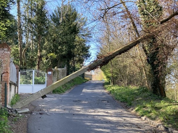 En ce 29 mars 2021, le courant a été coupé dans une partie de la commune de Joué les Tours à cause de la chute d’un poteau électrique due à:
