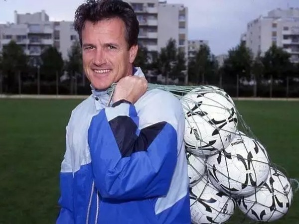 Au début des années 90, quel club est entraîné par Daniel Jeandupeux ?